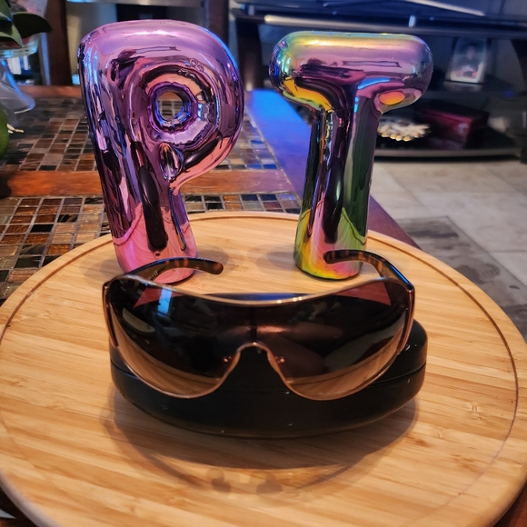 Prada sunglasses with case - Picture 1 of 10